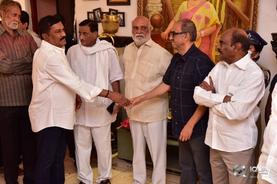 Celebrities-pay-homage-to-superstar-Krishna